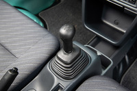 トランスミッションは5段MTと3段AT、5段シングルクラッチ式ATの3種類。駆動方式にはFRやパートタイム4WDに加え、「ジムニー」をほうふつとさせるローレンジ付きのパートタイム4WDも用意される。