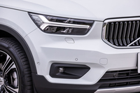 ボルボが「トールハンマー」と呼ぶT字形のLEDヘッドランプ。「R-DESIGN」と「インスクリプション」では、操舵した方向を照射するアクティブベンディング機能が備わる。