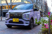 三菱の軽ラインナップの一翼を担う、軽EV「eKクロスEV」。意匠の細かな違いはあるが、個性あふれる内外装のデザインは「eKクロス」のものを踏襲している。