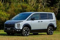 一部改良を受けた「デリカD:5」。エクステリアでは、フロントグリルやフロントバンパーの意匠を変更。従来型の特別仕様車「シャモニー」の好調を受け、改良モデルではグリルまわりをメッキではなく黒やシルバーに変更した。