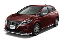 「バーガンディ」の「ノートAUTECH」。