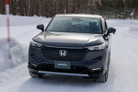 「ヴェゼル」がベースの次世代e:HEVの試験車はリアにモーターを備えた電気式のAWDを採用。機械式よりも操作に対するレスポンスが速いのがセリングポイントだ。