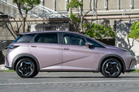 清水「こうして見ると、確かにフロントタイヤから先が間延びしてるような」 
	ほった「ドアの下側のプレスラインも、個性を出そうとしてちょっとムリしちゃった感がありますね」 
	(写真:向後一宏)