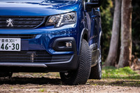 走行中の遠心力でタイヤの溝にはまった石などを排出するセルフクリーニング性能にも優れており、オフロードも安心して走行できる。