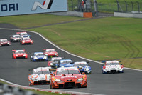 Race2 GT500クラスは、Race2 GT300クラスとは分けて開催された。勝者は写真先頭のNo.14 ENEOS X PRIME GR Supra(福住仁嶺)。