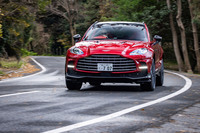 乗り味にもSUVらしからぬ低重心感が如実で、その動きにはまるで無駄がない。サスペンションがソフト気味になる「GT」モードでも、コンパクトスポーツのごとくクイックなハンドリングが味わえる。