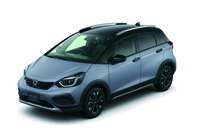 フィットe:HEVクロスター