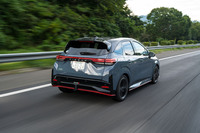 サスペンションのバネレートはスタンダードな「ノート オーラ」の4WDよりもフロントで36%、リアで33%強化。リアのアブソーバーはモノチューブ式に変更している。