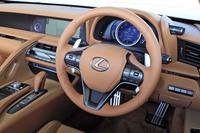 「LC500コンバーチブル」には、外光による画面の反射を抑える専用デザインのメーターが与えられる。インストゥルメントパネルの中央には、横方向にワイドな10.3インチモニターが配される。