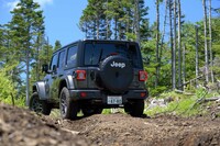 2024年5月の大幅改良モデルの導入に際し、ついに値下げが断行された「ジープ・ラングラー」。合わせてエントリーグレード「アンリミテッド スポーツ」も復活し、改良前よりやや手の届きやすいモデルとなった。