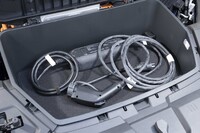 ボンネットの下にも収納スペースがある。試乗車では普通充電器が収納されており、サイズがぴったりだった。