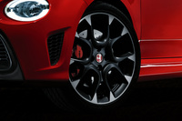 10スポークデザインの専用アルミホイールを採用。レッドにペイントされたブレンボ製4ポッドブレーキキャリパーが備わる。
