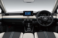 最新型「ヴェゼル」のインストゥルメントパネル。ダッシュボードやルーフ、フロアの各パートに用いた遮音材と防音材の厚み、配置を最適化することで、静粛性が高められている。