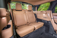 「レンジローバー」の3列目シートは、大人2人が快適に座れるフルサイズシートとなっている。