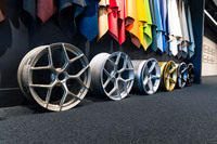 ホイールも数タイプから選べるが、どれも細身のスポークを採用しており、車両重量が増加しないように配慮されている。