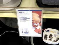 子ども用品店の店頭にて。後付けの子ども車内放置警報装置は、目下品切れ中だった。