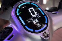 メーターディスプレイについては、過密な台湾の道路状況を考え、ライダーの視線移動を極力減らすべくベース車よりやや前方に、やや上方に設置。フレームを多角形とするなど、オリジナルのデザインも取り入れられている。