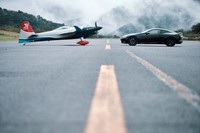 「レクサスLC」の限定車“アビエーション”(写真右)は、空力技術に着目し、より操縦性の高い走りを目指したというモデル。2021年1月に70台限定で発売された。