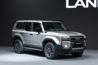 新型「ランドクルーザー“250”」。“300”よりももう少し実用寄りのポジションとなる。