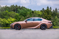 今回試乗した車両の外板は、ドイツ・オラフォル社のカッティングシート「オラカル」でラッピングされていた。カラーは「ブロンザアンティーク」と呼ばれるもので、光沢を抑えた発色が特徴だ。