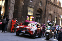 自転車レース「ジーロ・ディタリア」で先導車を務める「トヨタRAV4ハイブリッド」。2021年5月20日、シエナで撮影。