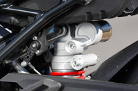 リアサスペンションはボトムリンク方式からアッパーリンク方式へと変更。上下方向からの荷重を効率よく制御するため、路面に対してほぼ直角に取り付けられている。