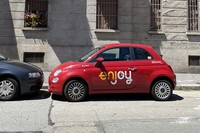 トリノでは、電力会社のエネルやイタリア国鉄が参画する内燃機関車のシェアリングサービス「エンジョイ」も、「ブルートリノ」のライバルとして立ちはだかった。