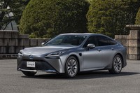 「アドバンストドライブ」搭載車は、トヨタブランドの燃料電池車「ミライ」にも設定される。価格は「レクサスLS」版のおよそ半額で、845万円または860万円。