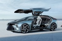 2019年の東京モーターショーに出展された、レクサスの電動化ビジョンを象徴するというコンセプトカー「LF-30エレクトリファイド」。動力源は4輪それぞれに内蔵されたインホイールモーター。レクサスによれば、電動化によって駆動方式にまつわるさまざまな課題が解決できるとのこと。