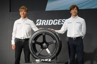 開発にかかわった2人のプロドライバー、佐々木雅弘氏(写真左)と立川祐路氏(同右)も登壇。「ポテンザRE-71RZ」の魅力を紹介した。