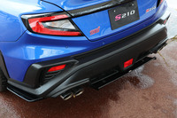 エンジンの回転域が高まるほどに、気分を盛り上げてくれるサウンドを奏でるマフラー。新設計された低背圧エキゾーストシステムが、低速トルクのアップと高回転域での伸びを両立させ、加速レスポンスの向上を実現するという。