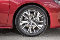 「アリュール」のタイヤサイズは215/55R17。テスト車にはミシュランのコンフォートタイヤ「プライマシー3」が装着されていた。