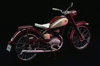 ヤマハにとって初のオートバイとなった1955年型「YA-1」。「バイクといえば黒一色」という時代に、栗茶色のスリムな車体で話題を呼んだ。動力性能も申し分なく、1955年7月の第3回富士登山レースや同年11月の第1回浅間火山レースで上位を独占。3年間で約1万1000台が世に送り出された。