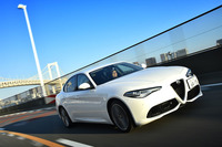 「ジュリア」では軽量化にも留意され、ボンネット、フロントフェンダー、ドアアウターパネルにアルミが使用されている。