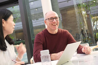 セミナーの後、一部報道関係者の個別取材に応じるブロバーグ氏。個人的には、ジャパンモビリティショーの一部コンセプトカーに見られたような小型モビリティーや、オーナーの加齢に合わせ、ソフトウエアアップデートによってクルマを進化させるようなシステムの可能性についてもうかがいたかったが、時間切れとなってしまった。