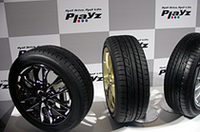 2005年2月1日に発売予定の「Playz PZ-1」。