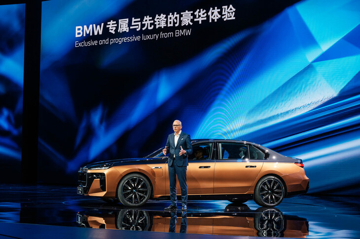 2023年の上海ショーより、BMWのプレスカンファレンスの様子。 
	ほった「オラオラ系デザインの話になると、いつも『中国が、中東が』って話になりますけど、中国や中東のお客さんは、ホントにこのデザインを喜んでるんですかね?」