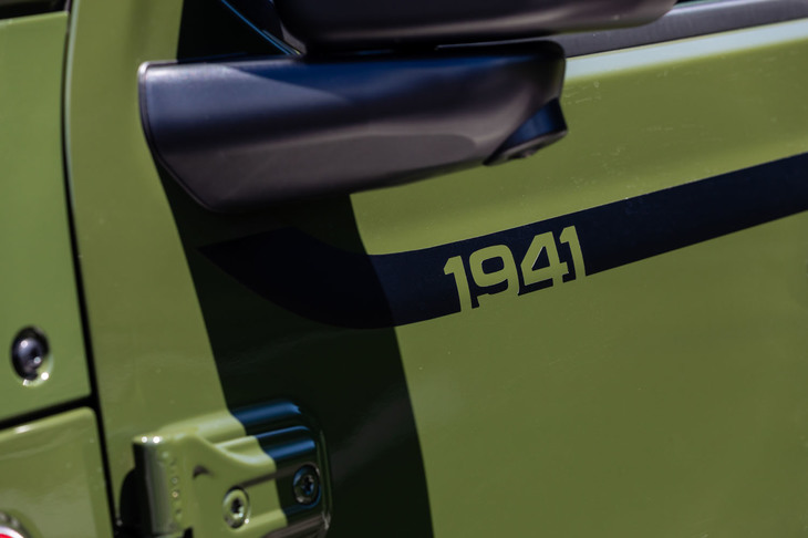 カタログモデルには設定のないボディーカラー「サージグリーンC/C」や、ジープの誕生年である「1941」のロゴ入りサイドストライプも同車の特徴だ。