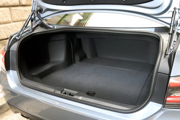 2.5リッターハイブリッド車のトランクルームには「ラゲッジトレイ(トランクマット付き)」を標準装備。9.5インチゴルフバッグが4個入るスペースを確保している。