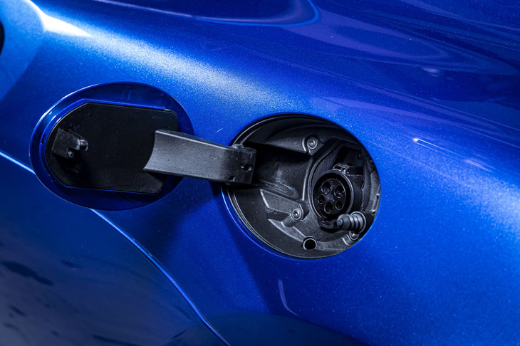 走行用バッテリーの容量は7.4kWhで、電気のみで最大31kmの距離を(WLTPモード)、上限速度130km/hで走行可能。約2時間半で0%から80%まで充電できるという。