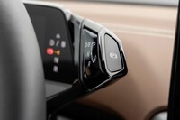 シフトセレクターはメーターパネルのベゼルに付いている。奥にひねると「D/B」に、手前にひねると「R」に、先端を押し込むと「P」に入る。