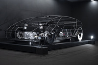 再びセダンのモックアップ。足まわりにエアサスを使っていることがわかる。