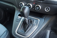 ダッシュボードから突き出るようにデザインされたセンターコンソールに、オーソドックスなレバー式のシフトセレクターを配置。トランスミッションは7段DCTの「7EDC」と呼ばれるもの。