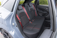 リアにはRECAROシートは装着できないが、赤いシートベルトなどで前席と同じ世界観が貫かれている。後席空間の広さは「ノート」シリーズ全体に共通する美点のひとつだ。