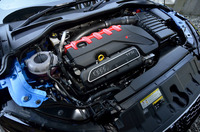 フロントに横置きされる2.5リッター直5ターボエンジン。単体で、先代比26kgの軽量化を実現した。