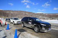 試走会場の特設コースにて、走行を待つ「トヨタRAV4」と「スバル・インプレッサ」。今回の試走会は、福島・裏磐梯のスキー場で行われた。
