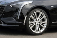 足まわりについては大きな変更はアナウンスされていない。タイヤサイズは245/40R20で、サスペンションには磁性流体ダンパーが装備される。