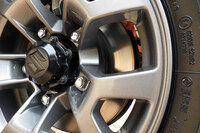 細かいところでは、フロントブレーキにベンチレーテッドディスクが使われている点も特徴。「つくり分けるのも面倒でしょうし、いずれ3ドアの前ブレーキもベンチレーテッドに?」と尋ねたところ、「『ノマド』とほかの『ジムニー』は、生産工場が違いますけど」と冷静にツッコまれた(恥)。