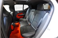 後席も座面の表皮は人工皮革の起毛仕上げ。中央席の背もたれは、左右席のアームレスト(カップホルダー付き)を兼ねる。