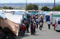 静岡・エコパを舞台に開催された「学生フォーミュラ日本大会2023」のピットエリアにならんだ参加チームのテント。世界に目を向けると、「学生フォーミュラ」は23カ国で開催され、約60カ国から参加チームが集う国際的なイベントに成長している。
